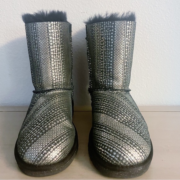 New Ugg Bailey Bow Holiday Boots - Picture 3 of 11